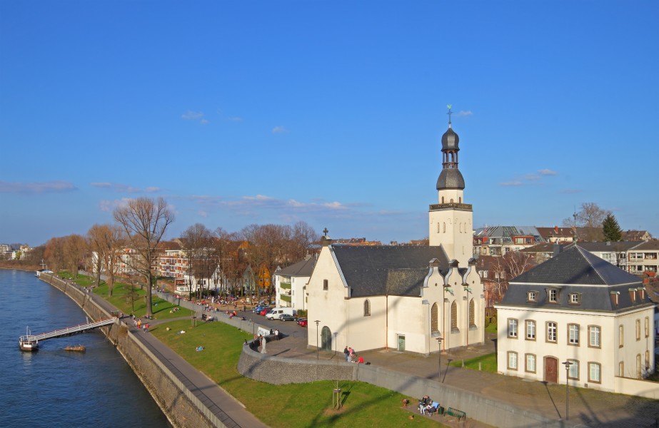 Koeln-Muelheim Rheinpromenade und Clemenskirche