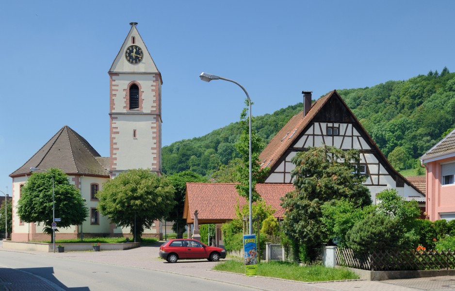 Lörrach-Hauingen - Steinenstraße mit Blick zur Kirche