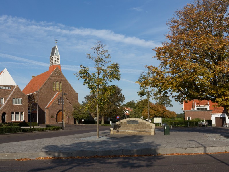 Lewedorp, de Rooms Katholieke kerk in straatzicht foto4 2015-09-29 17.19