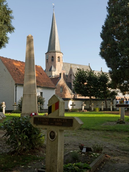 Loppem, parochiekerk Sint Martinus oeg209818 met begraafplaats oeg209871 foto6 2015-09-28 10.01