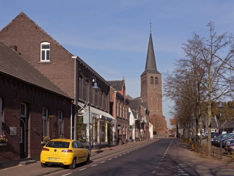 Lottum, de Sint Gertrudiskerk in straatzicht foto8 2015-11-02 12.31