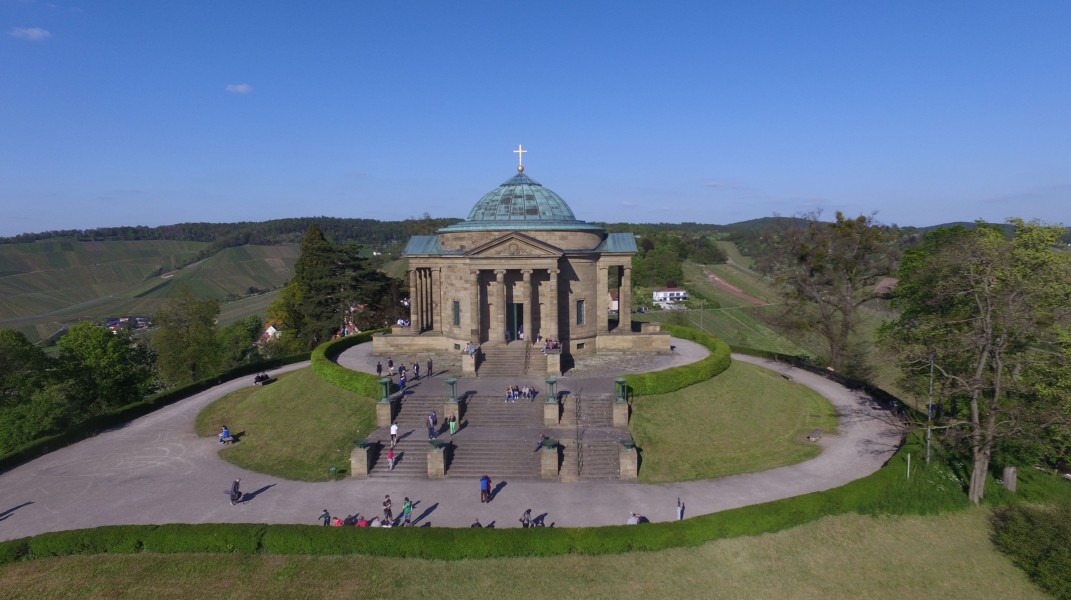 Luftaufnahme der Grabkapelle (Mausoleum) auf dem Rotenberg von vorne