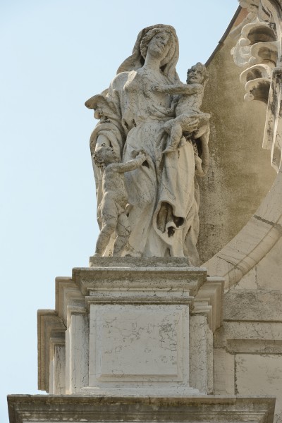 Madonna con bambino e S. Giovanni San Stae Venezia statua marmorea