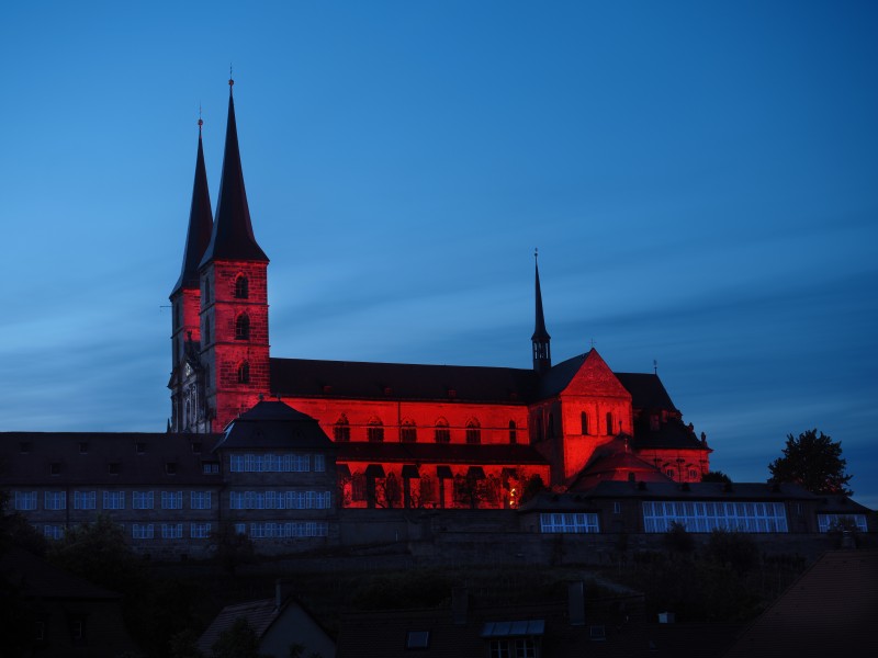 Michaelskirche-rote-Beleuchtung-5264889-PS-PS