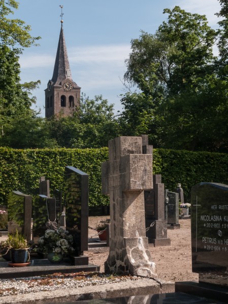Milheeze, de Sint Willibrorduskerk RM8596 vanaf het kerkhof foto8 2014-05-18 10.35