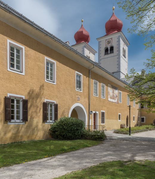 Millstatt Benediktinerstift Innenhof Ost-Ansicht mit Pfarrkirche 20042015 2299