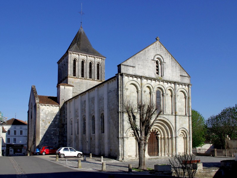 Montmoreau Église VueGén WNW 2012