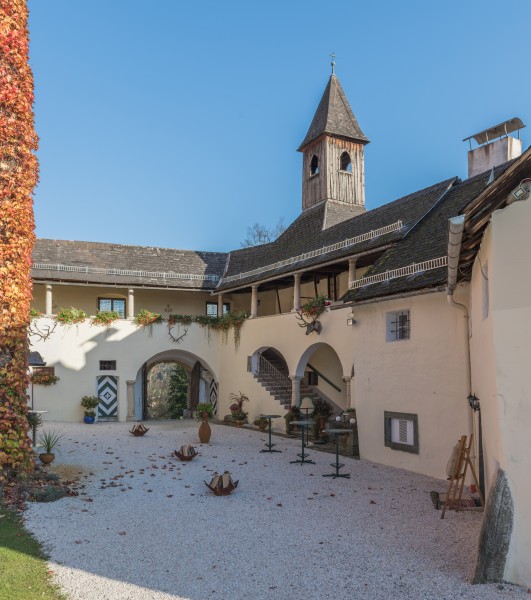 Moosburg Schloss 1 Schloss Laubengang und S-Fluegel mit Kapelle 27102016 5168
