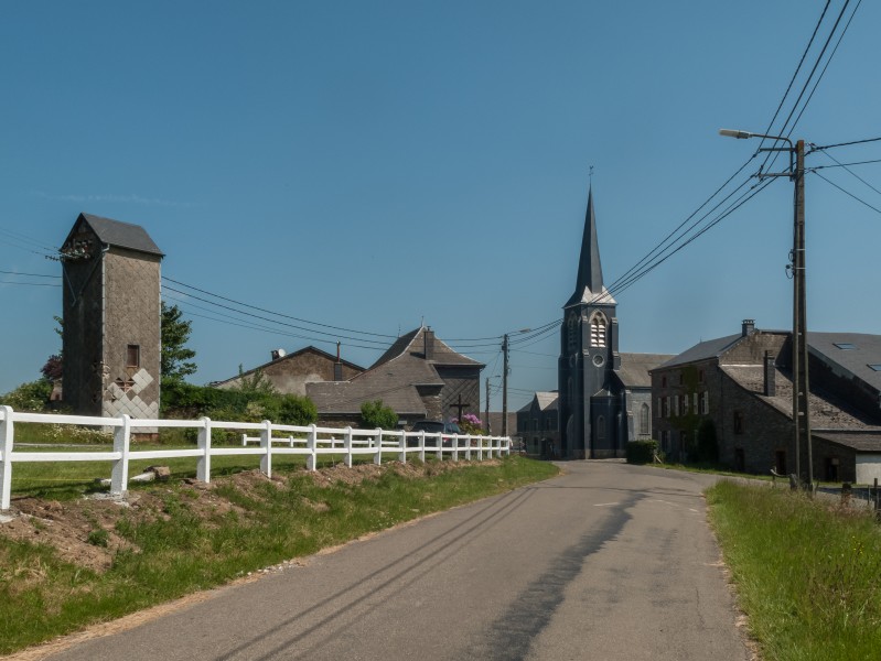 Nollevaux, église Saint-Urbain in straatzicht foto5 2014-0612 11.32