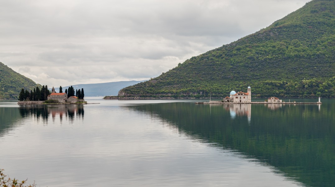 Nuestra Señora de las Rocas y Monasterio de San Jorge, Perast, Bahía de Kotor, Montenegro, 2014-04-19, DD 12