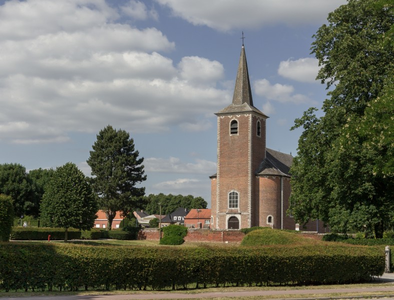 Orsmaal-Gussenhoven, de Sint Petrus-Pieterkerk in straatzicht foto5 2015-06-09 16.59