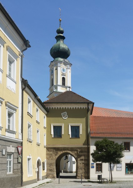 Rotthalmünster, poort en kerktoren die Katholische Pfarrkirche Mariä Himmelfahrt DmD-2-75-143-12 foto2 2017-08-08 11.56