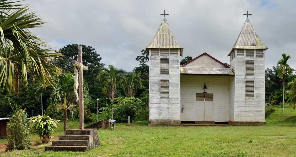 Saül église de face avec crucifix