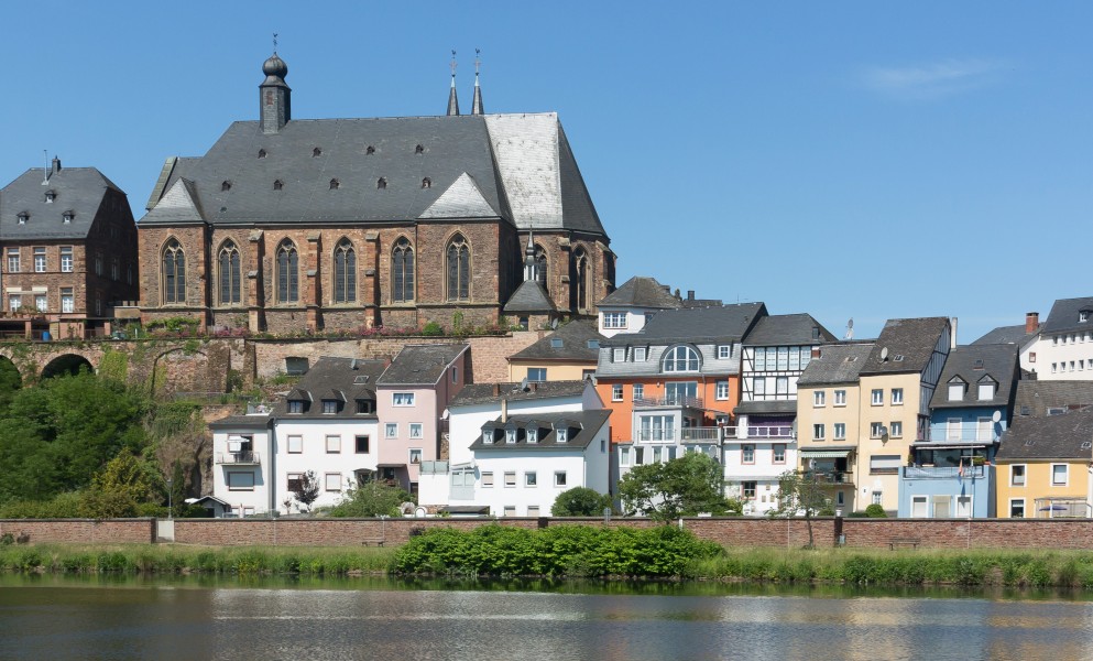 Saarburg, die Katholische Pfarrkirche Sankt Laurentius Dm1 met de Moezel op de voorgrond foto32017-05-29 11.36