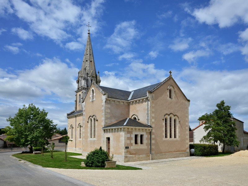 Saint-Gaudent 86 Église vue SE 2013