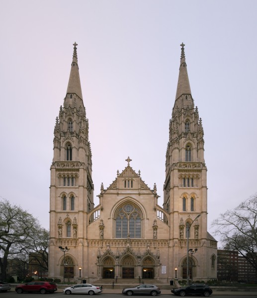 Saint Paul Cathedral in Pittsburgh as seen from Fifth Avenue in 2016