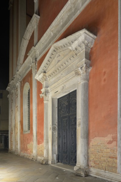 San Giovanni Crisostomo Venezia facciata sud portale notte