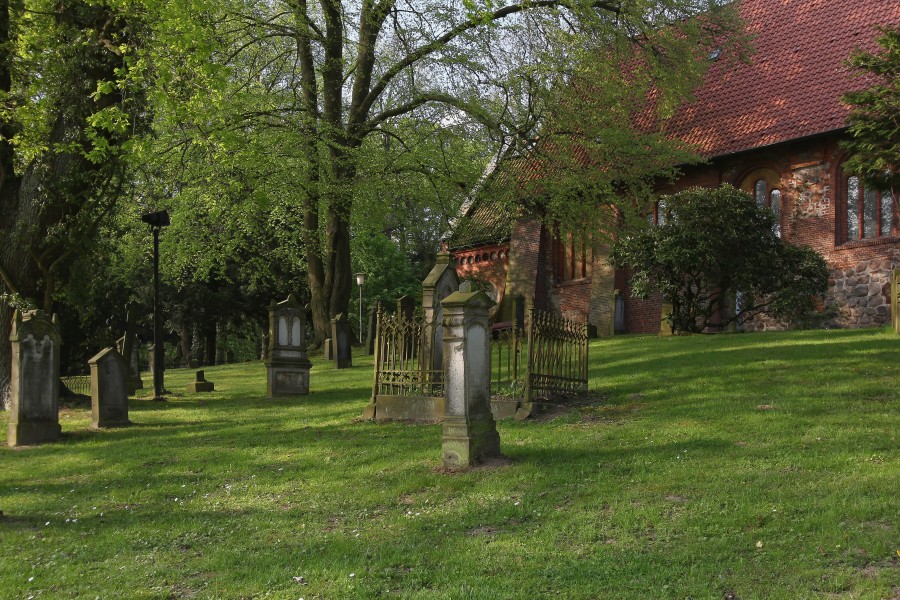 Sinstorfer Kirche Kirchhof 03