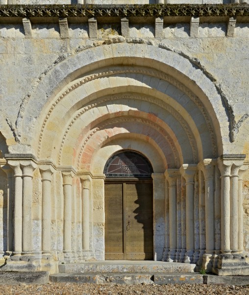 St-Quentin-de-Chalais 16 Église portail 2014