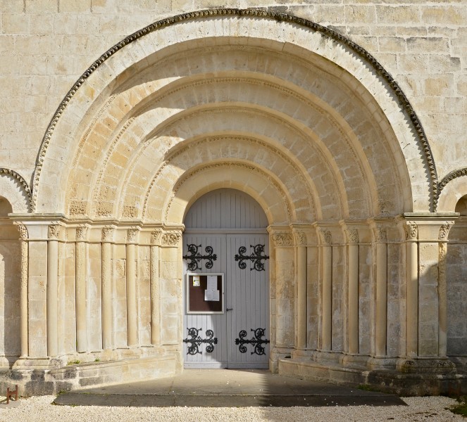 Thénac 17 Église portail 2014