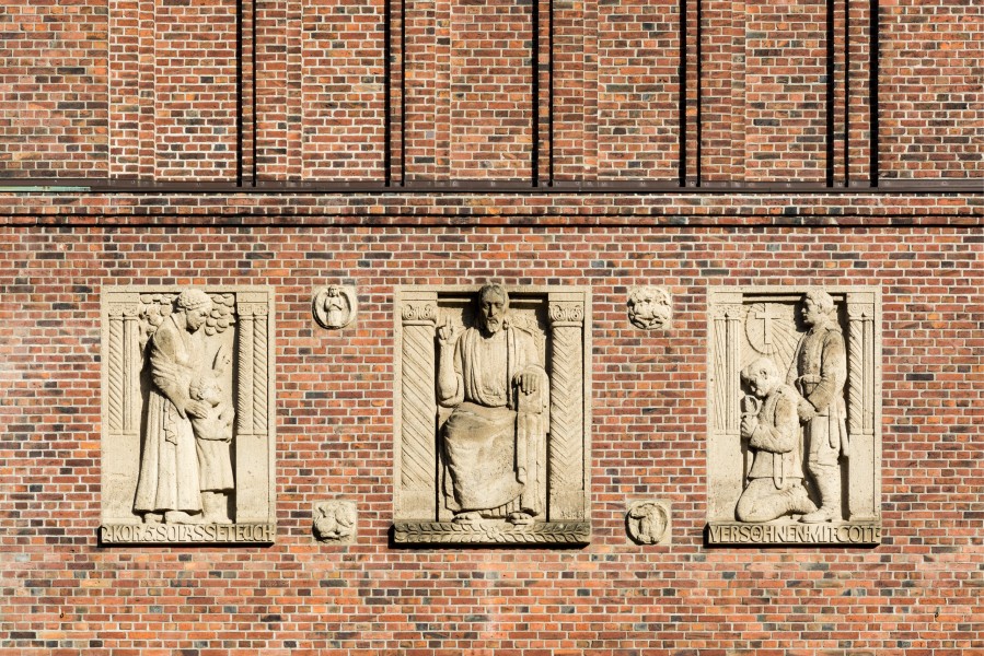 Versöhnungskirche (Hamburg-Eilbek).Fassade Eilbektal.Reliefs.1.24542.ajb