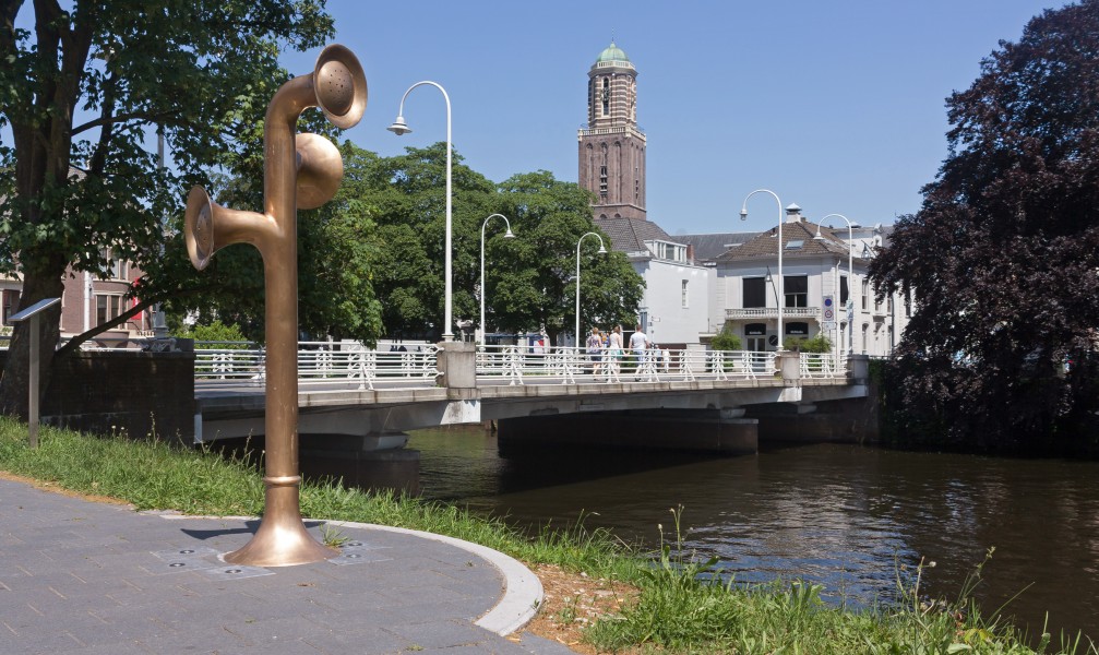 Zwolle, sculptuur en de Nieuwe Havenbrug met de Peperbus RM41765 op de achtergrond foto4 2016-06-05 12.44