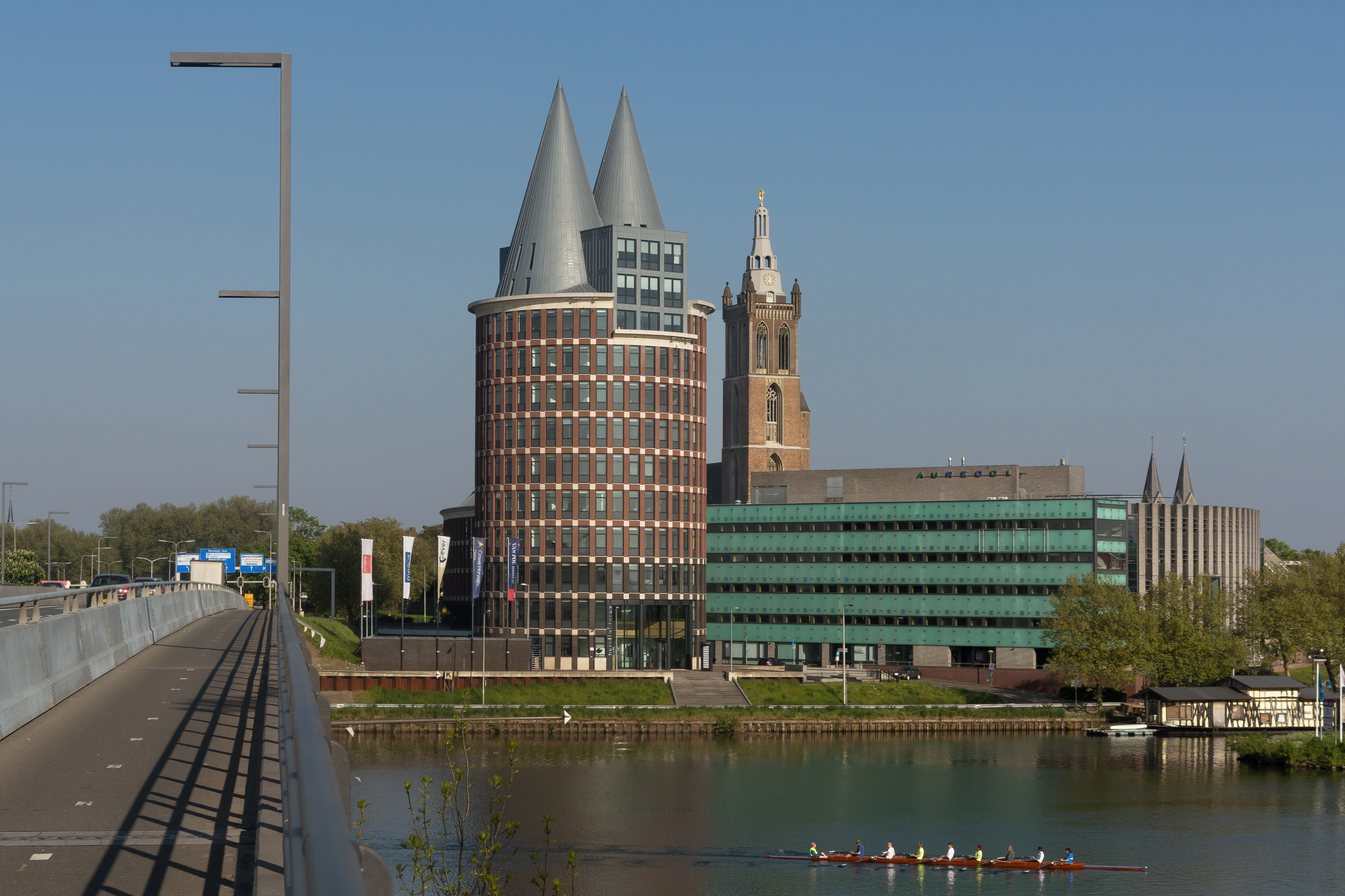 Roermond, de Natalinitoren en de Sint-Christoffelkathedraal RM32552 vanaf de brug over de Maas foto6 2017-05-10 18.27