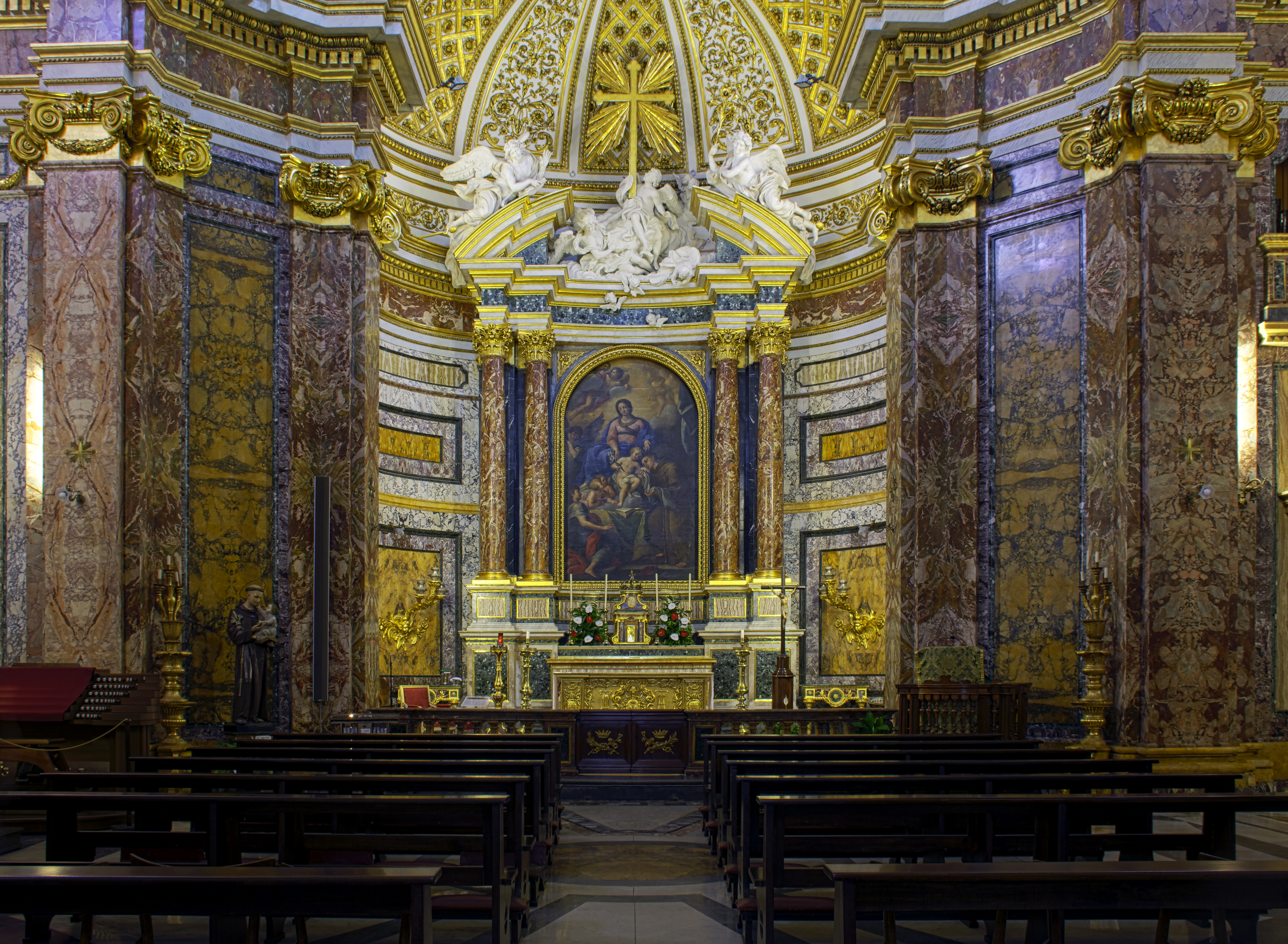 Sant'Antonio in Campo Marzio,altar - Intern HDR