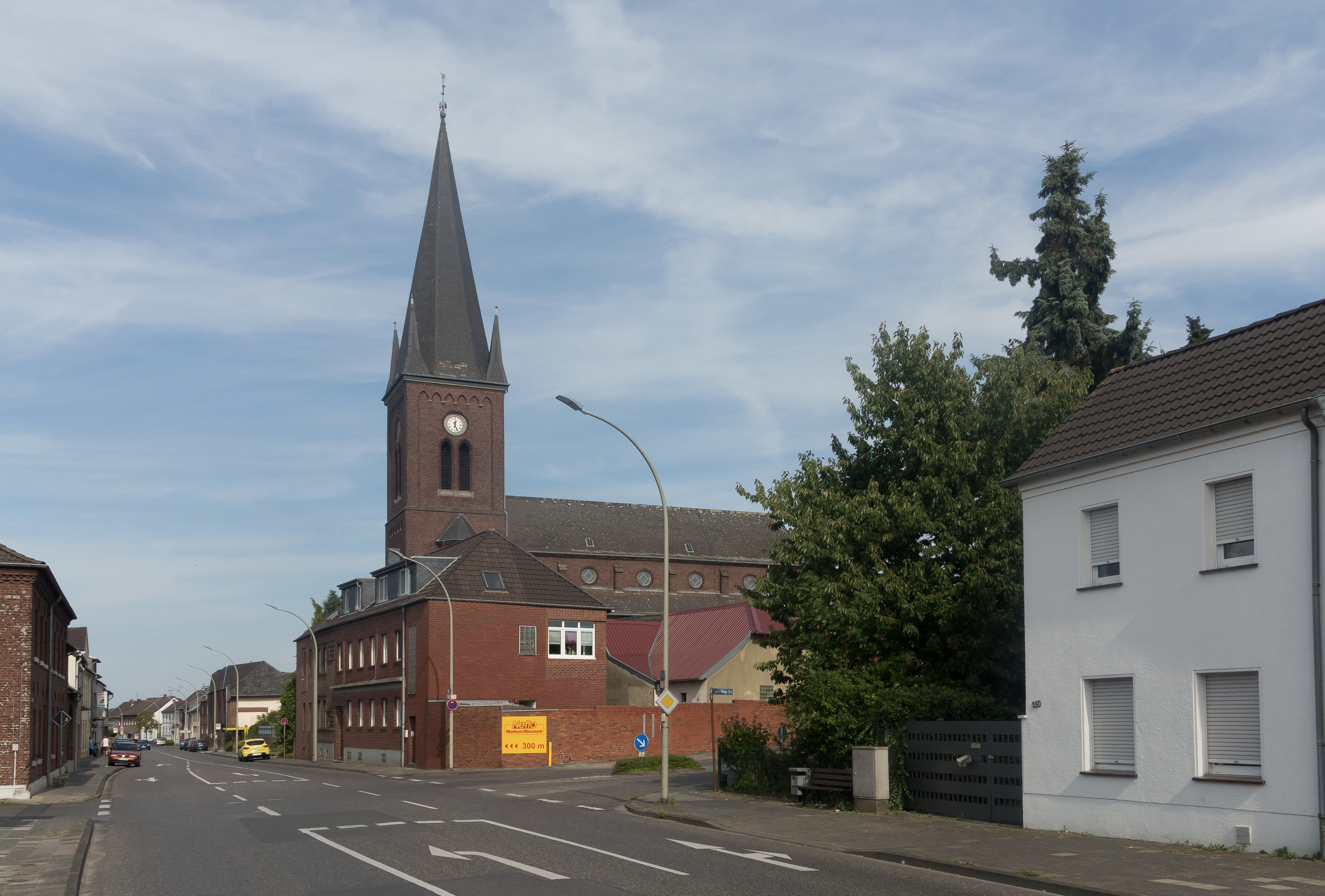 Scherpenseel, die katholische Kirche (Dm11) in straatzicht foto3 2015-08-30 16.06