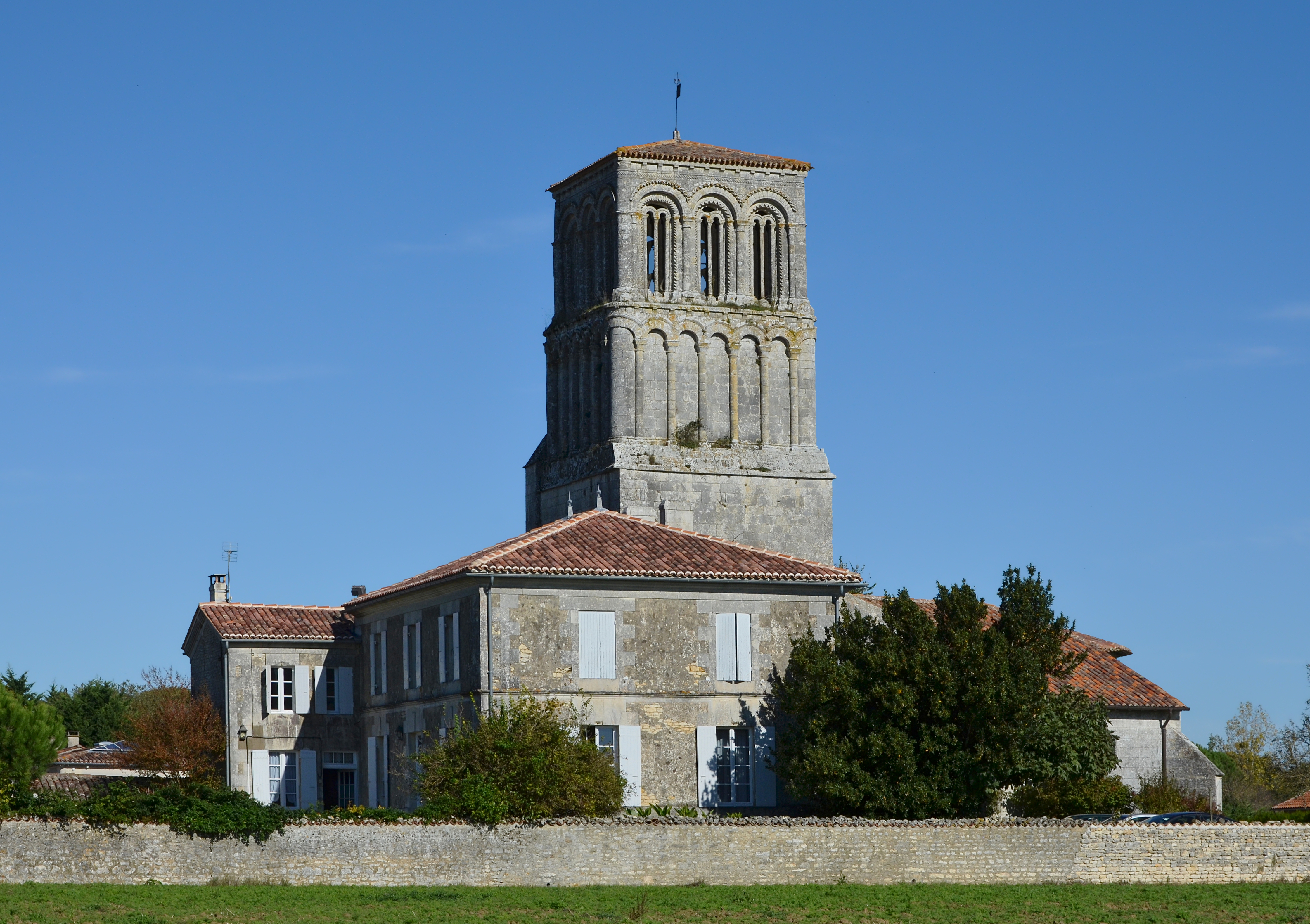 Thézac 17 Le clocher vu de la D138 2014