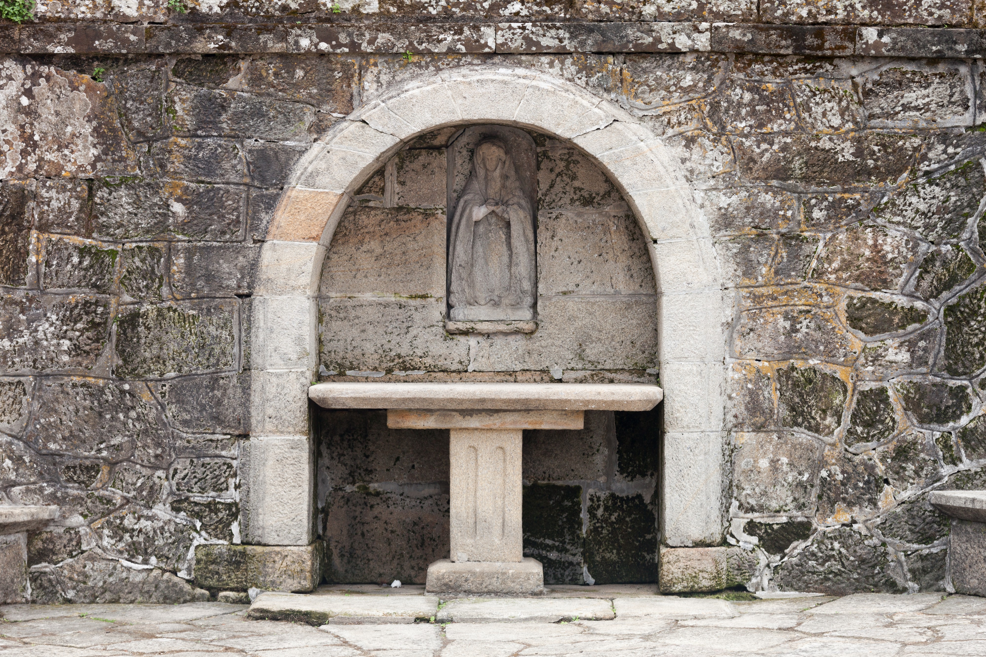 Altar no adro da igrexa de Santa María do Campo. Muros. Galiza MU31