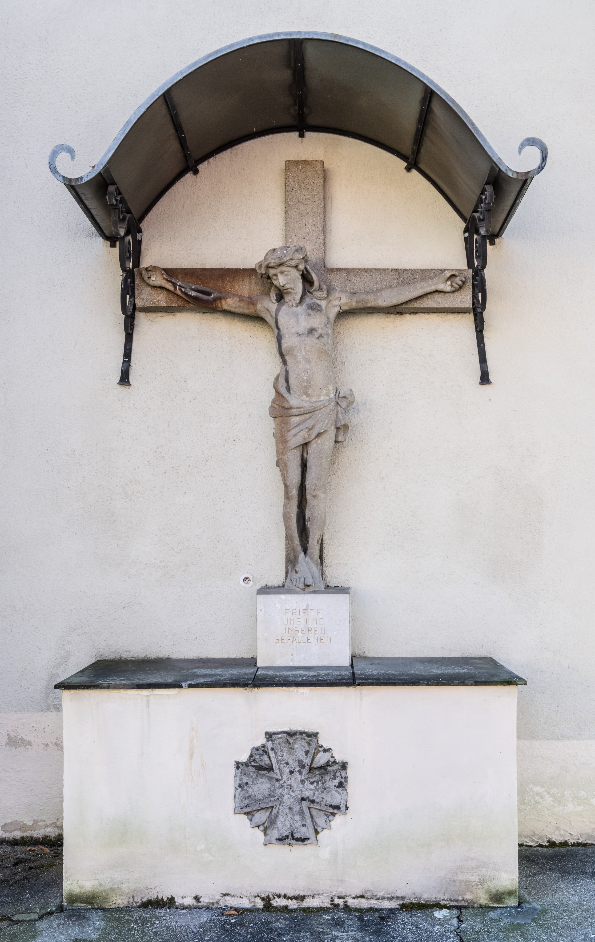 Arnoldstein Pfarrkirche hl Lambert Kriegerdenkmal Kruzifix 05102016 4733