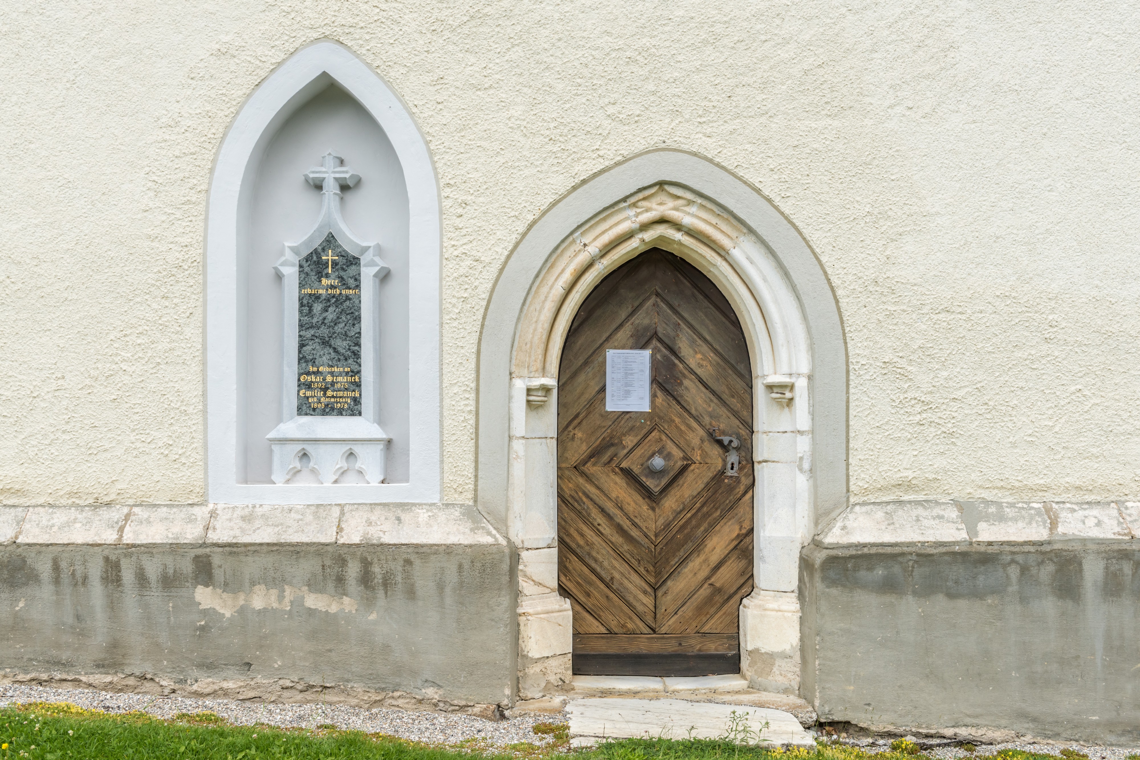 Arriach Pfarrkirche hll Philipp und Jakob Sued-Portal und Grabstein 05062017 9048