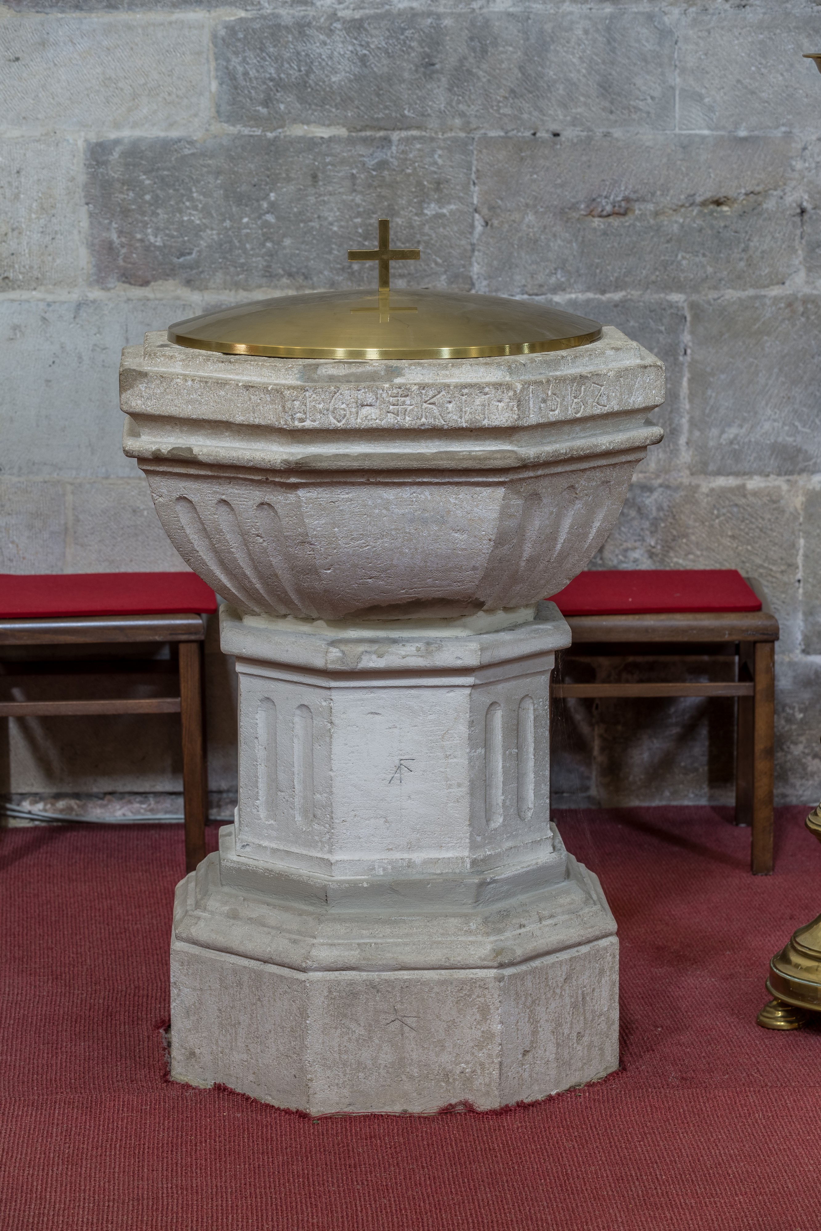 AT 11723 Pfarrkirche Schöngrabern Innenraum baptismal font 6114