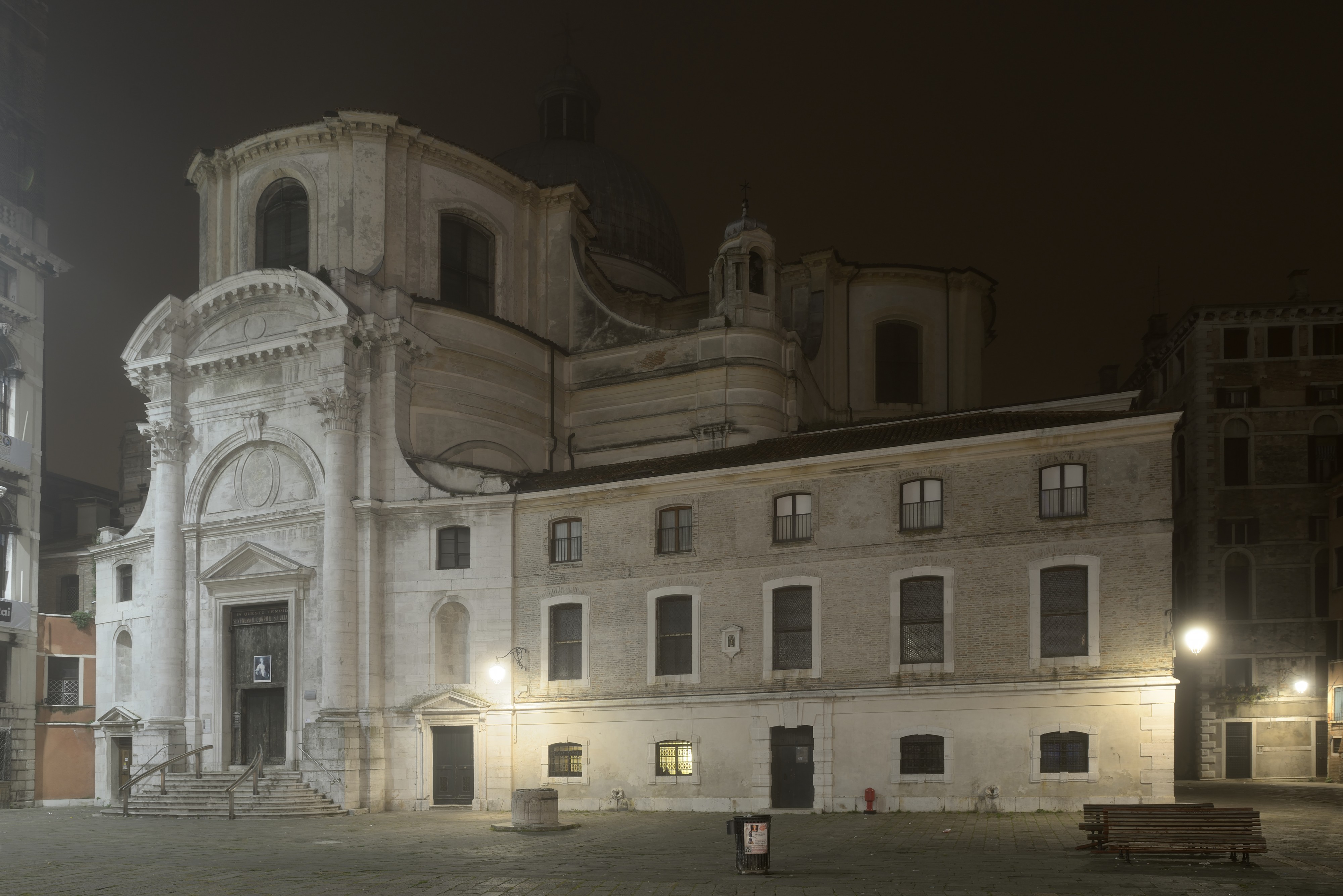 Chiesa di San Geremia facciata nord di notte