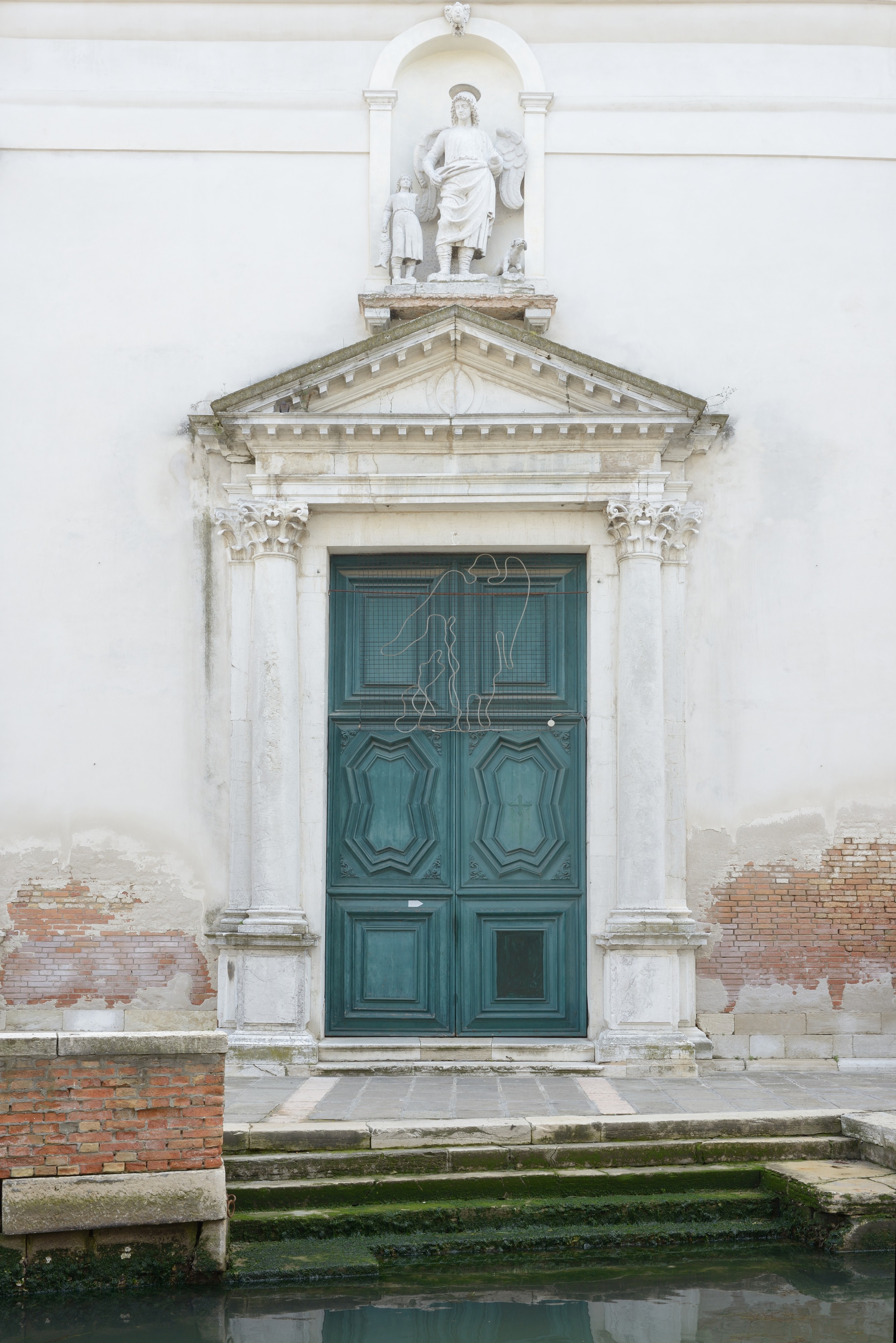 Dorsoduro Chiesa Angelo Raffaele portale a Venezia
