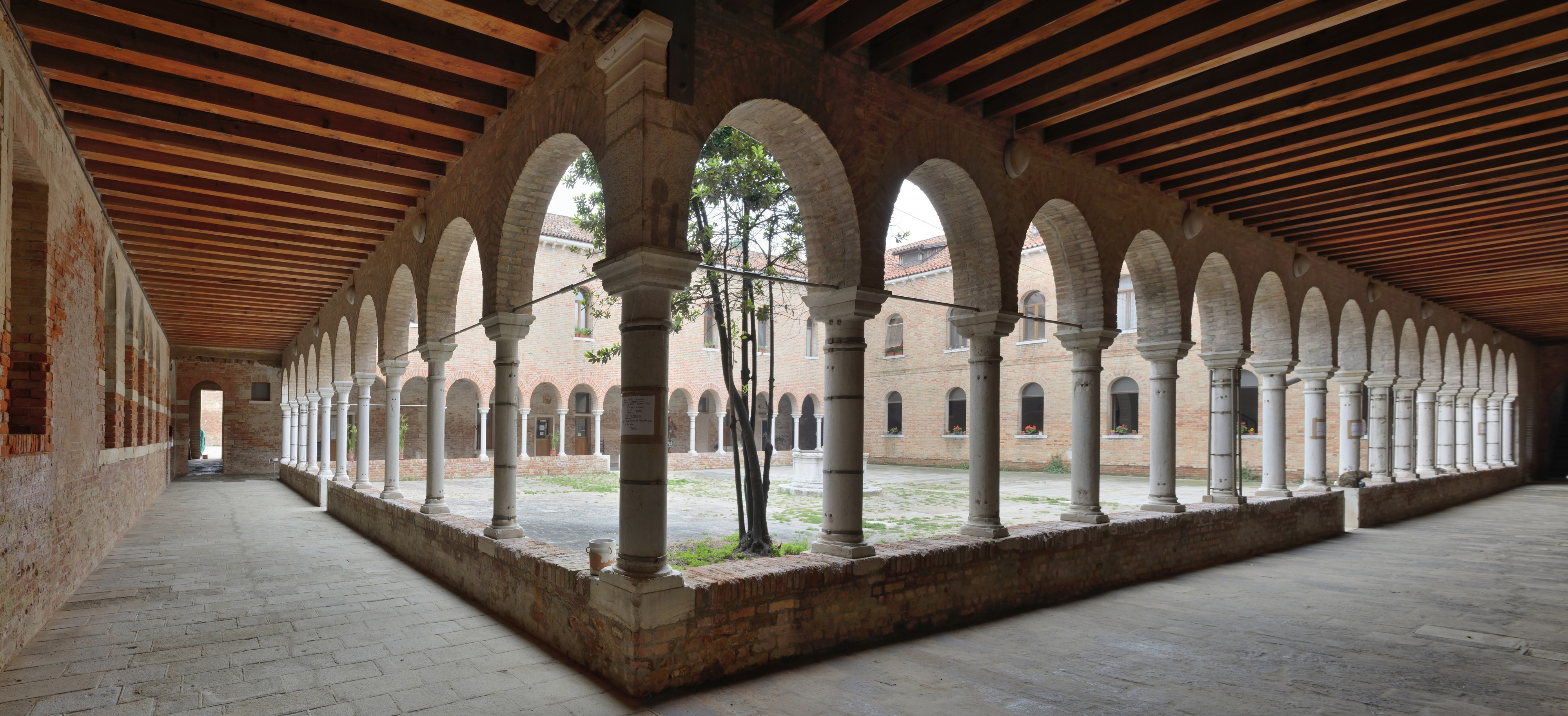 Giudecca Chiesa dei Santi Cosma e Damiano chiostro Venezia