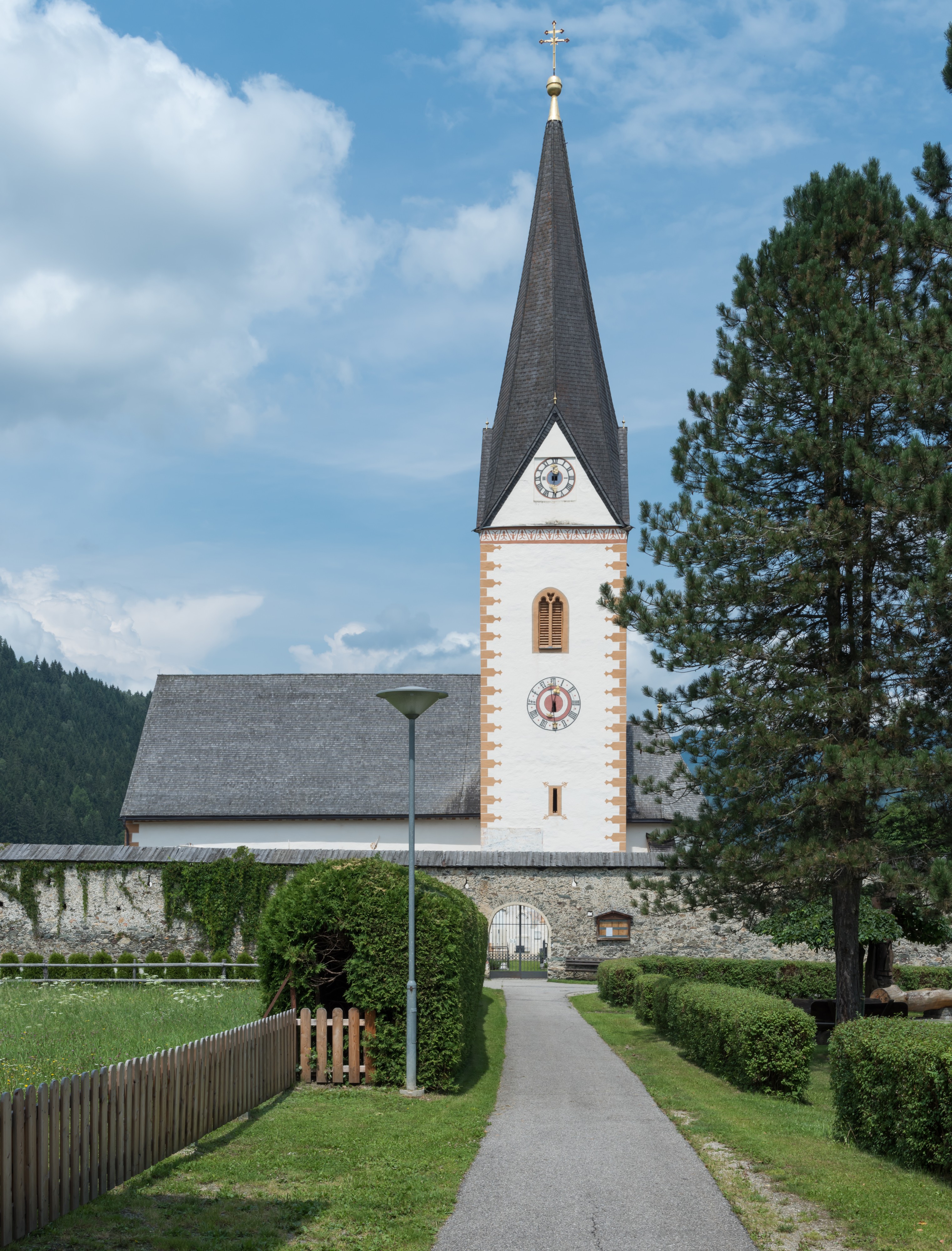 Gloednitz Pfarrkirche hl Margareta mit Wehrkirchhof 24072015 6204