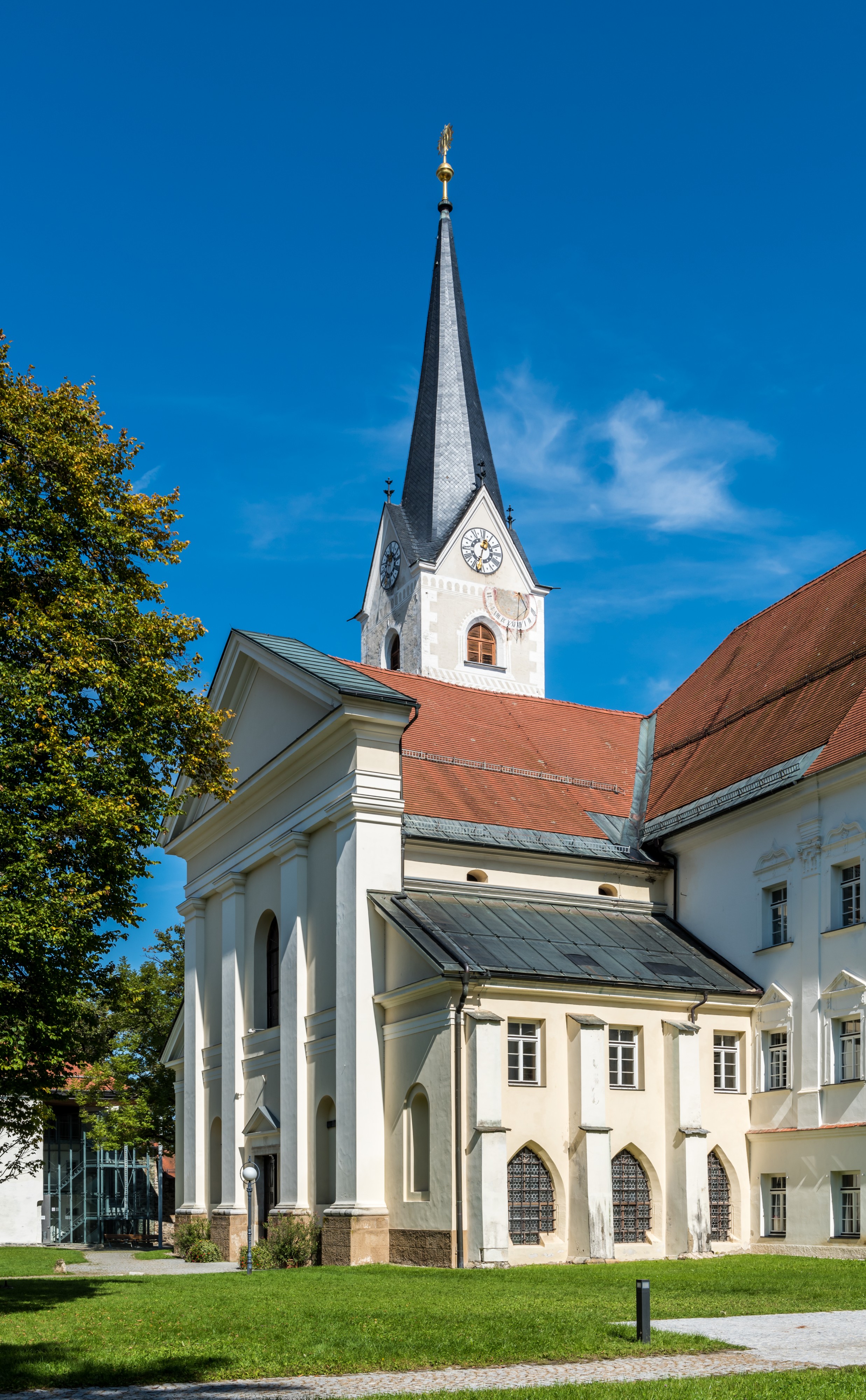 Klagenfurt Viktring Stiftskirche SW-Ansicht 23092017 1139