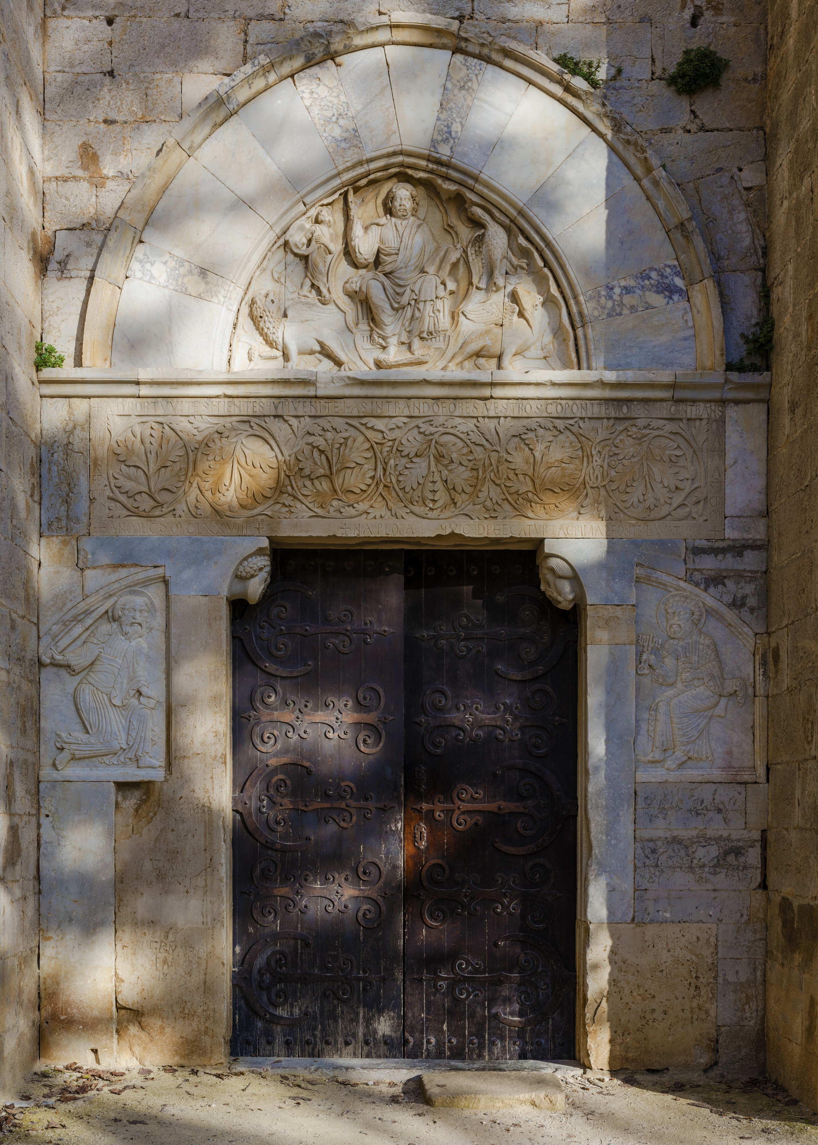 Maguelone Cathedral, entrance 01 