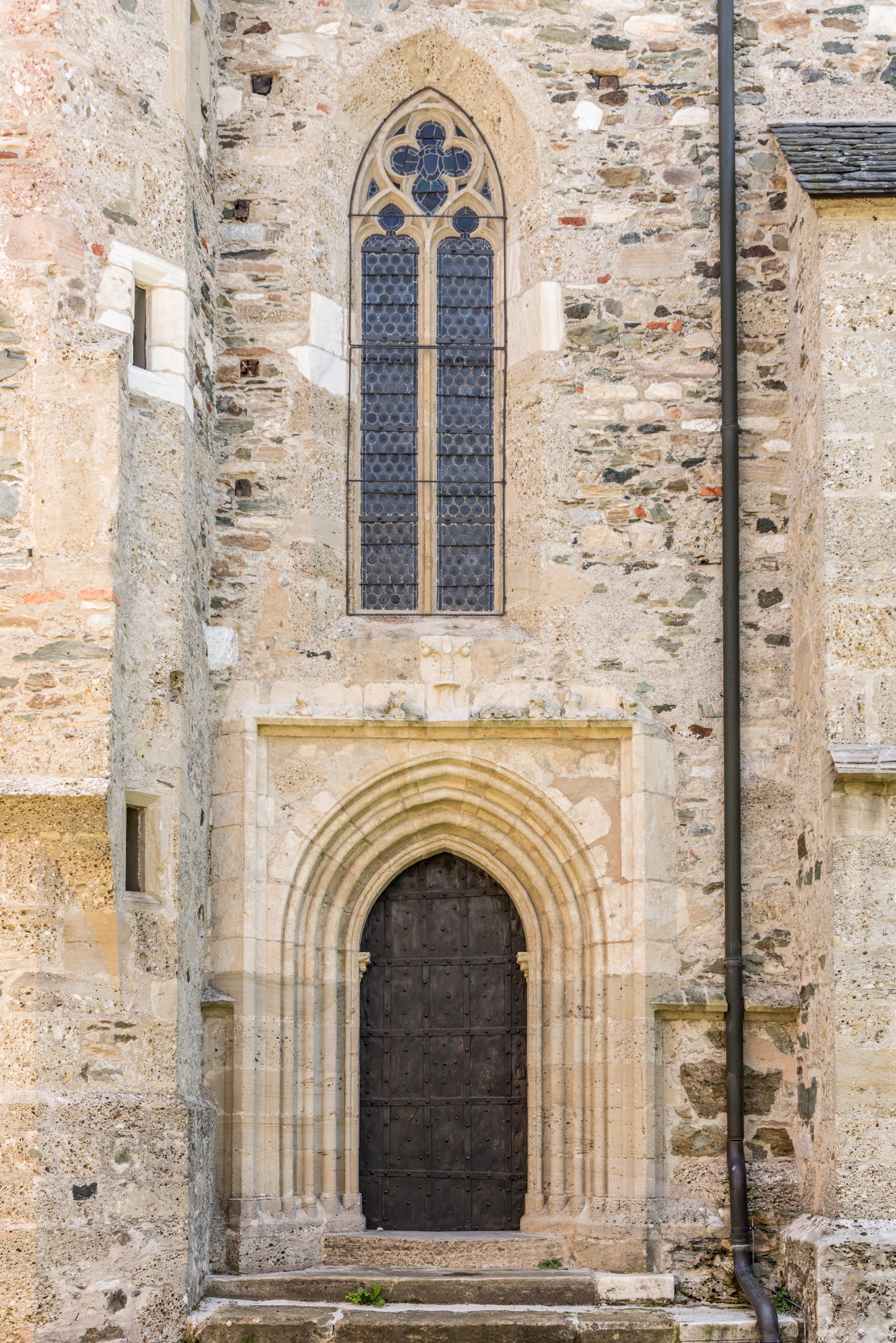 Maria Saal Wallfahrtskirche Mariae Himmelfahrt N-Portal und Maßwerkfenster 24062017 9773