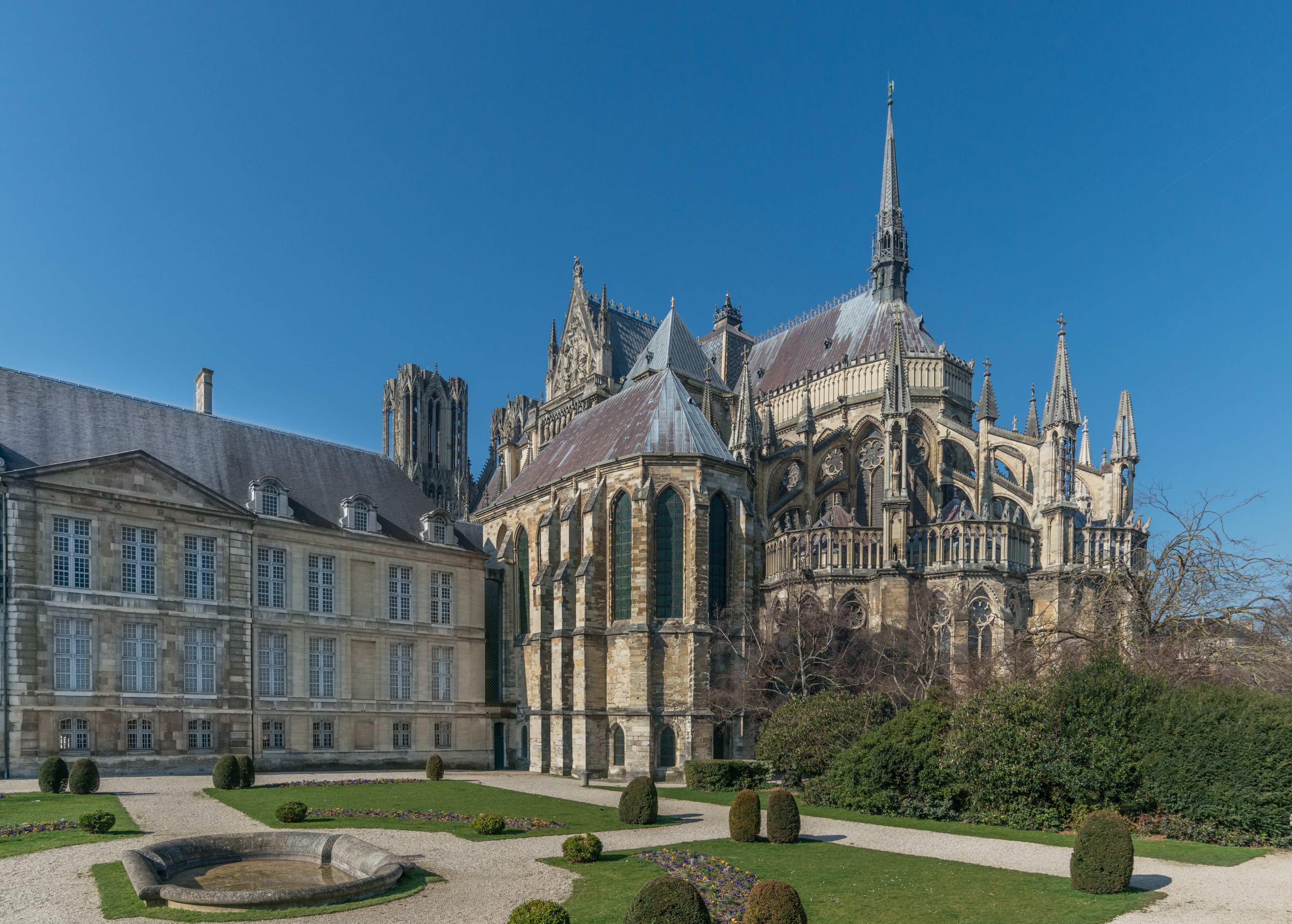 Palais du Tau and Cathédrale Notre-Dame de Reims, East View 20140306