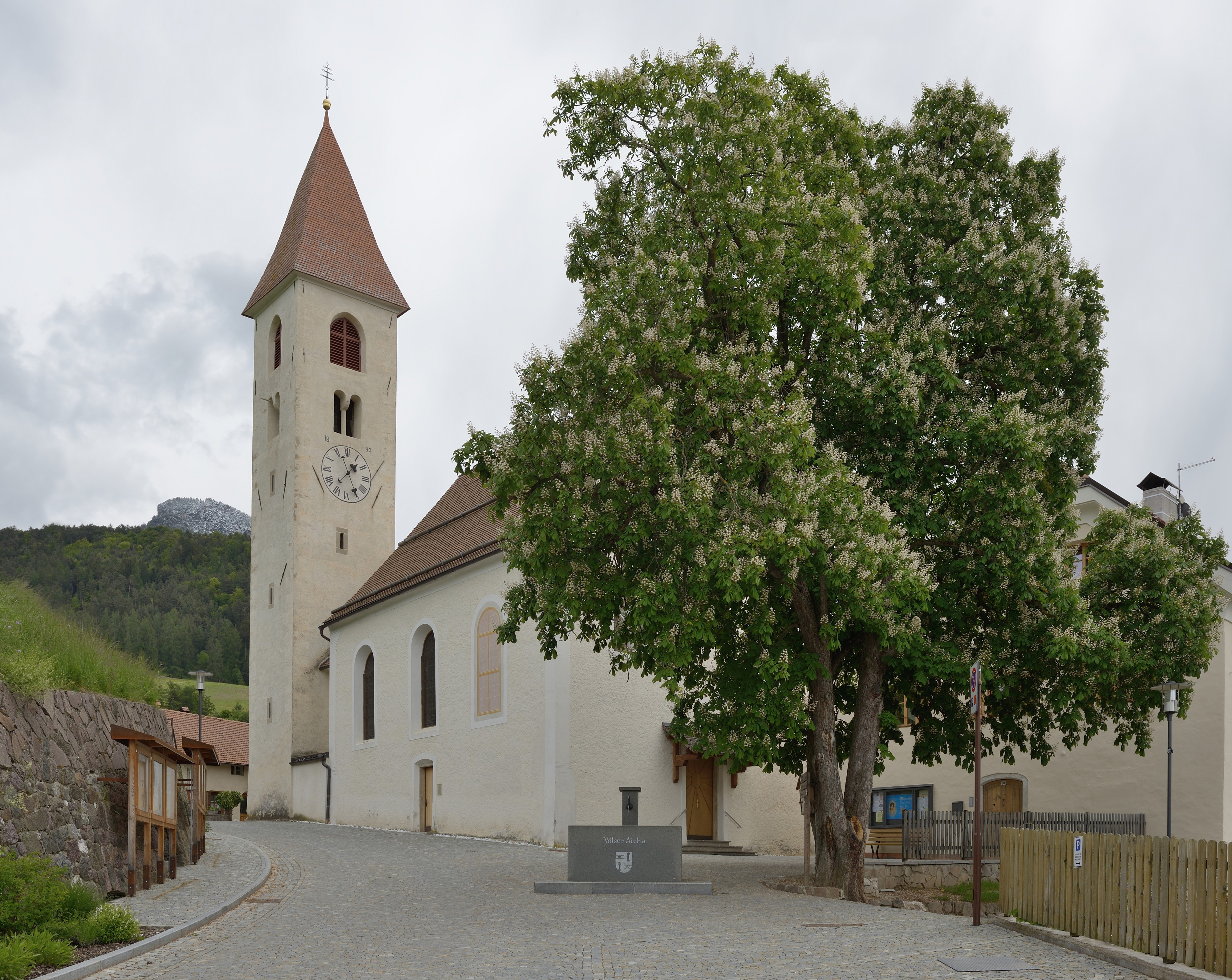 Pfarrkirche Johannes der Täufer Völser Aicha Westseite