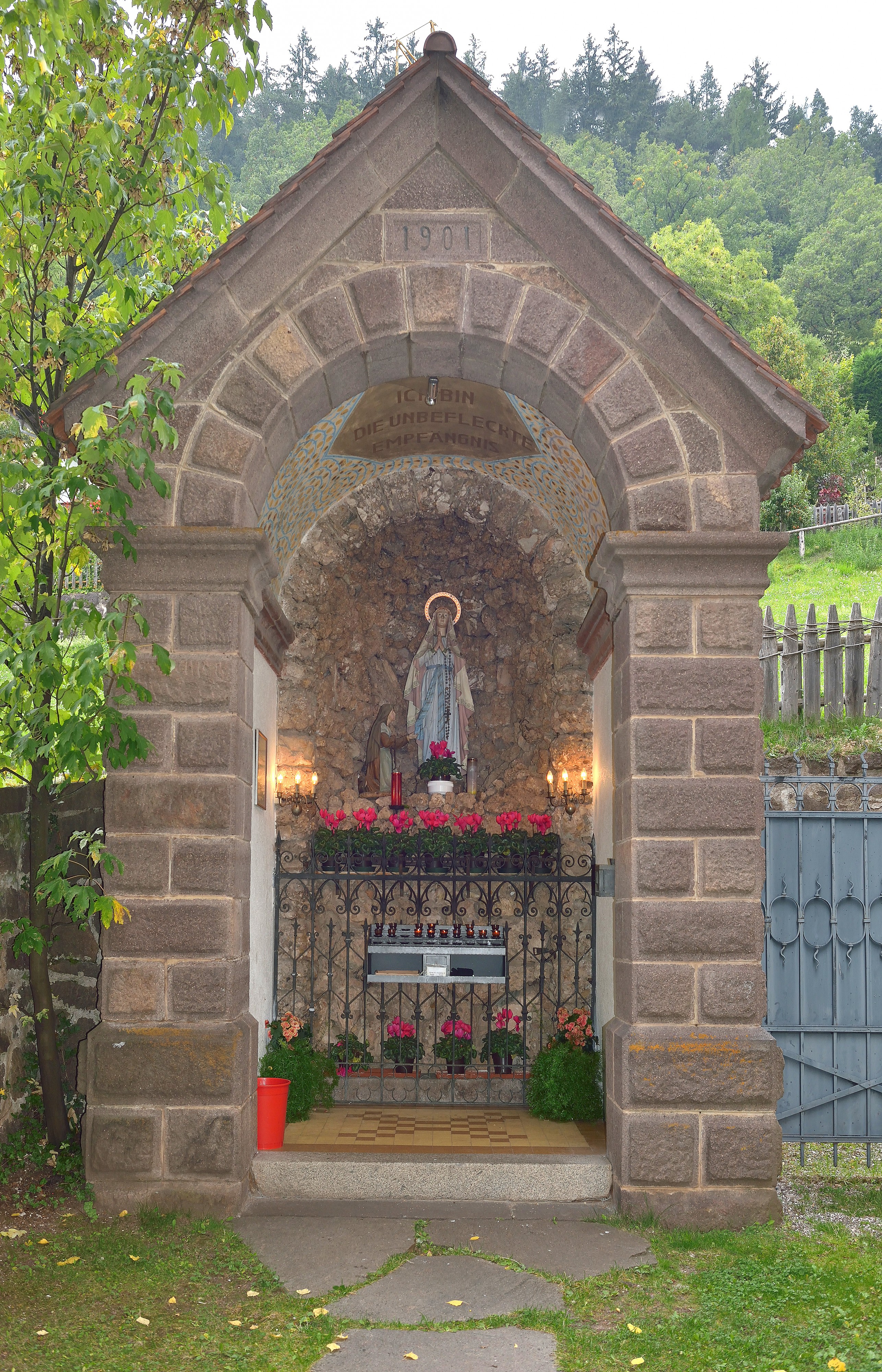 Pfarrkirche Sankt Peter und Paul Villnöß Lourdeskapelle