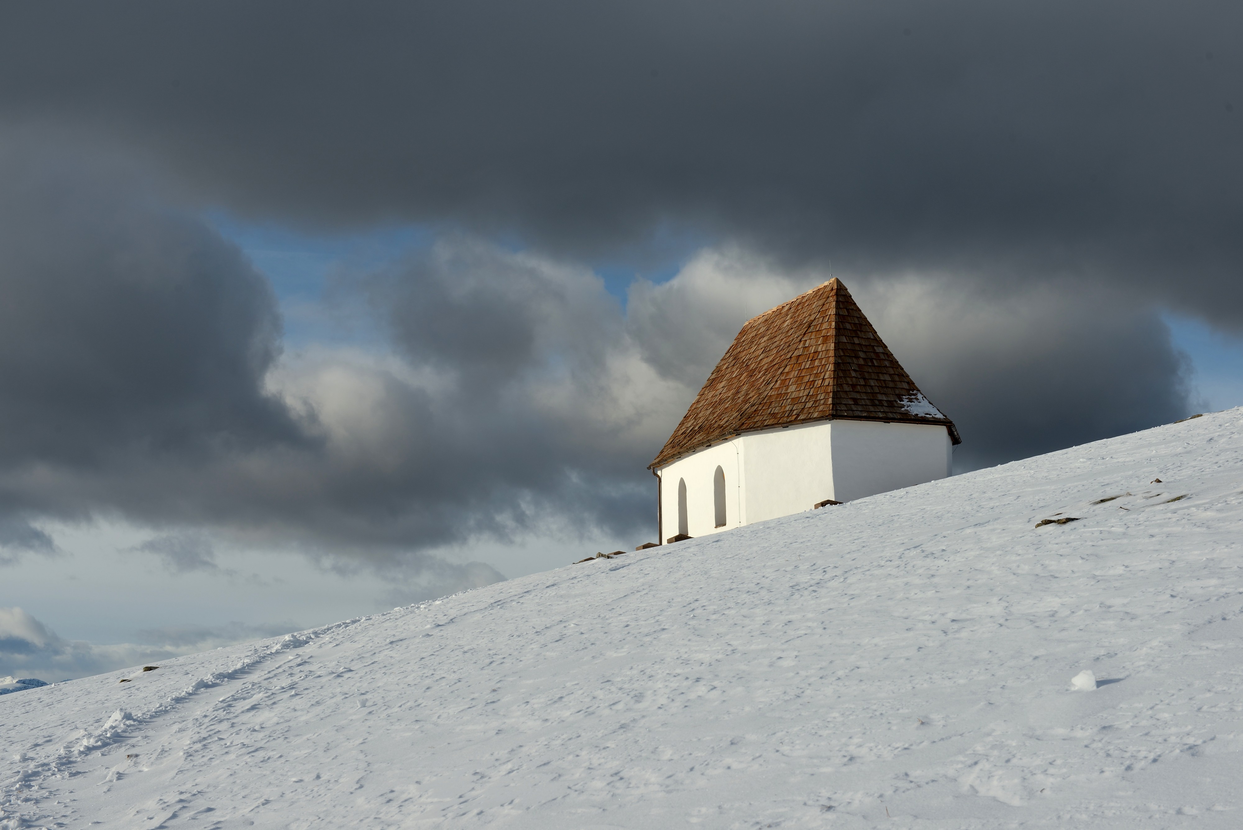 Raschötzer Kapelle über St. Ulrich in Gröden im Winter