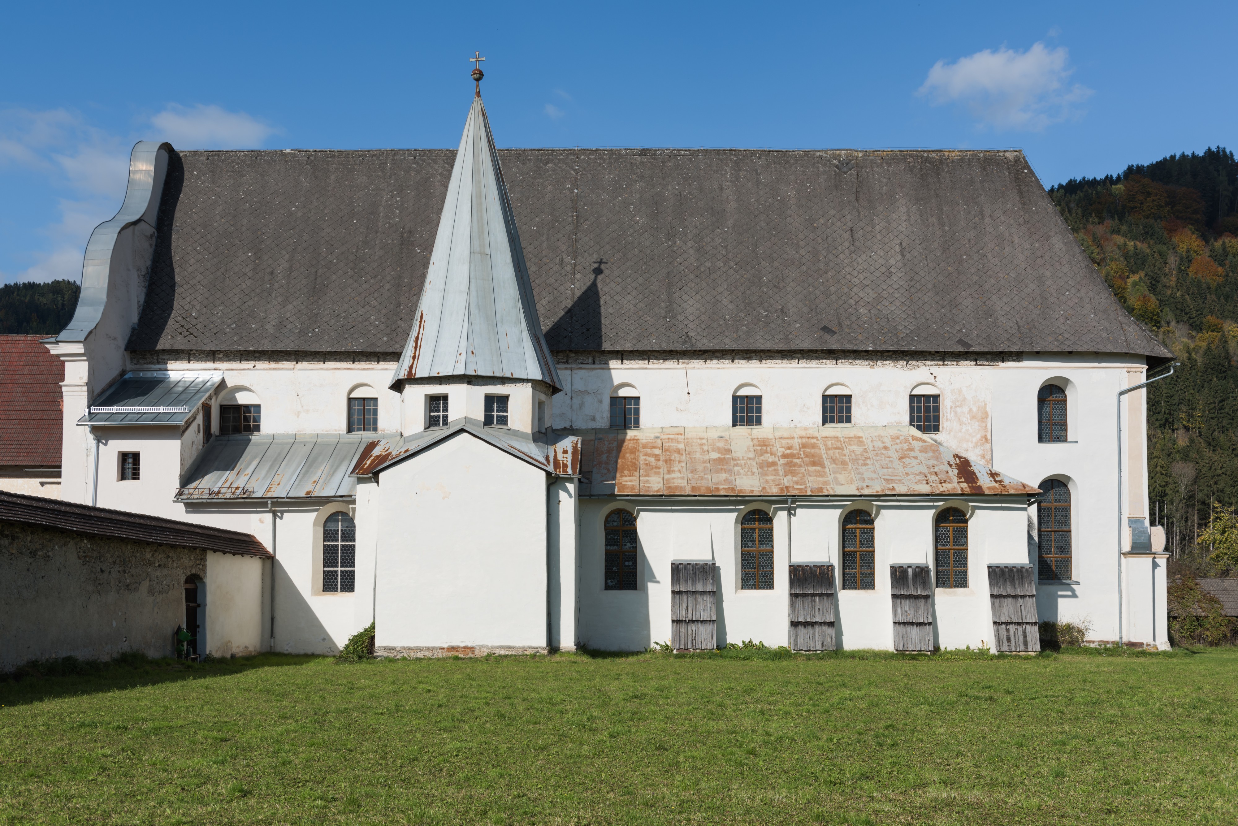 Stift Griffen Pfarrkirche Mariae Himmelfahrt Sued-Ansicht 22102015 8436
