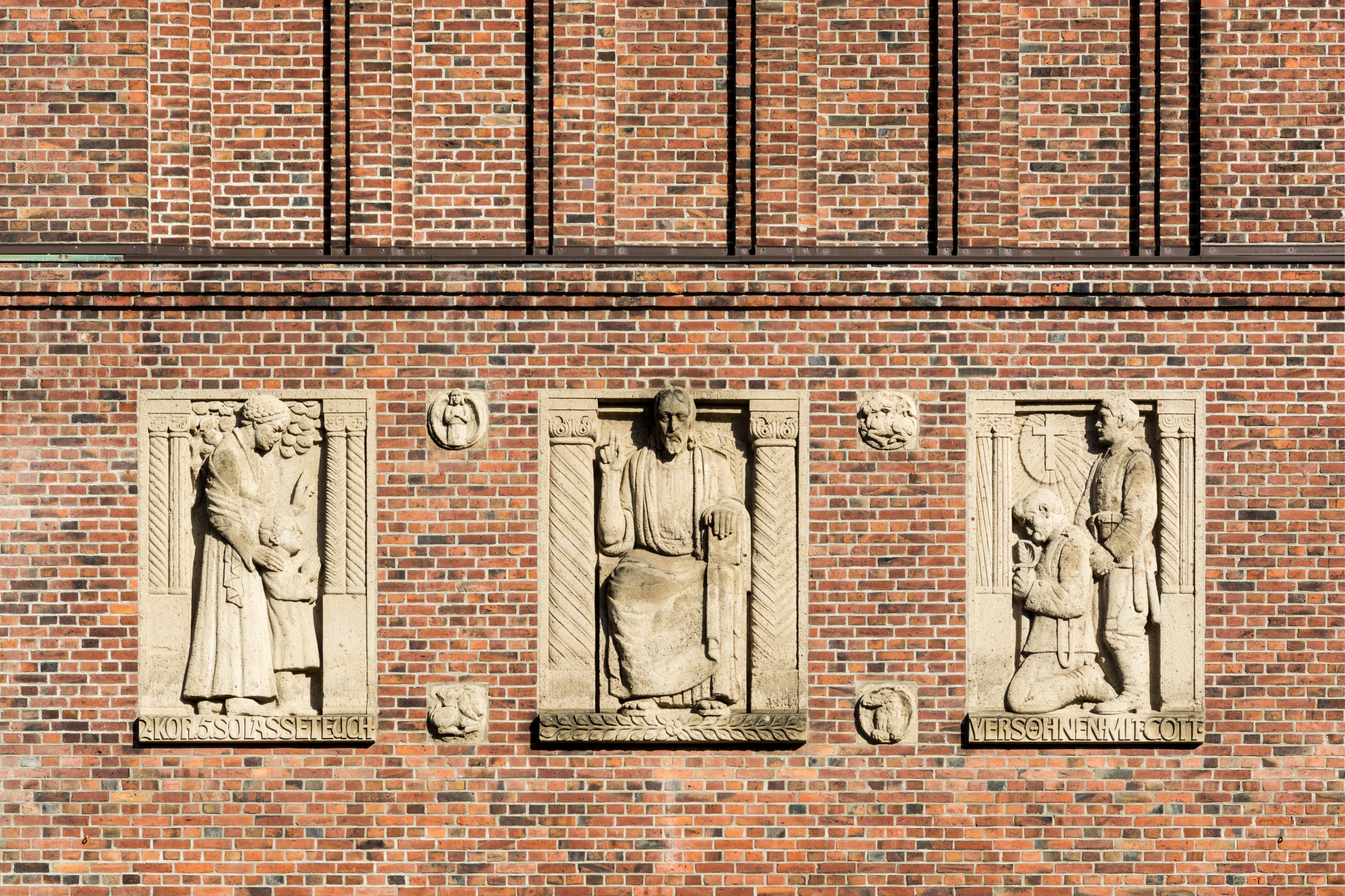 Versöhnungskirche (Hamburg-Eilbek).Fassade Eilbektal.Reliefs.1.24542.ajb