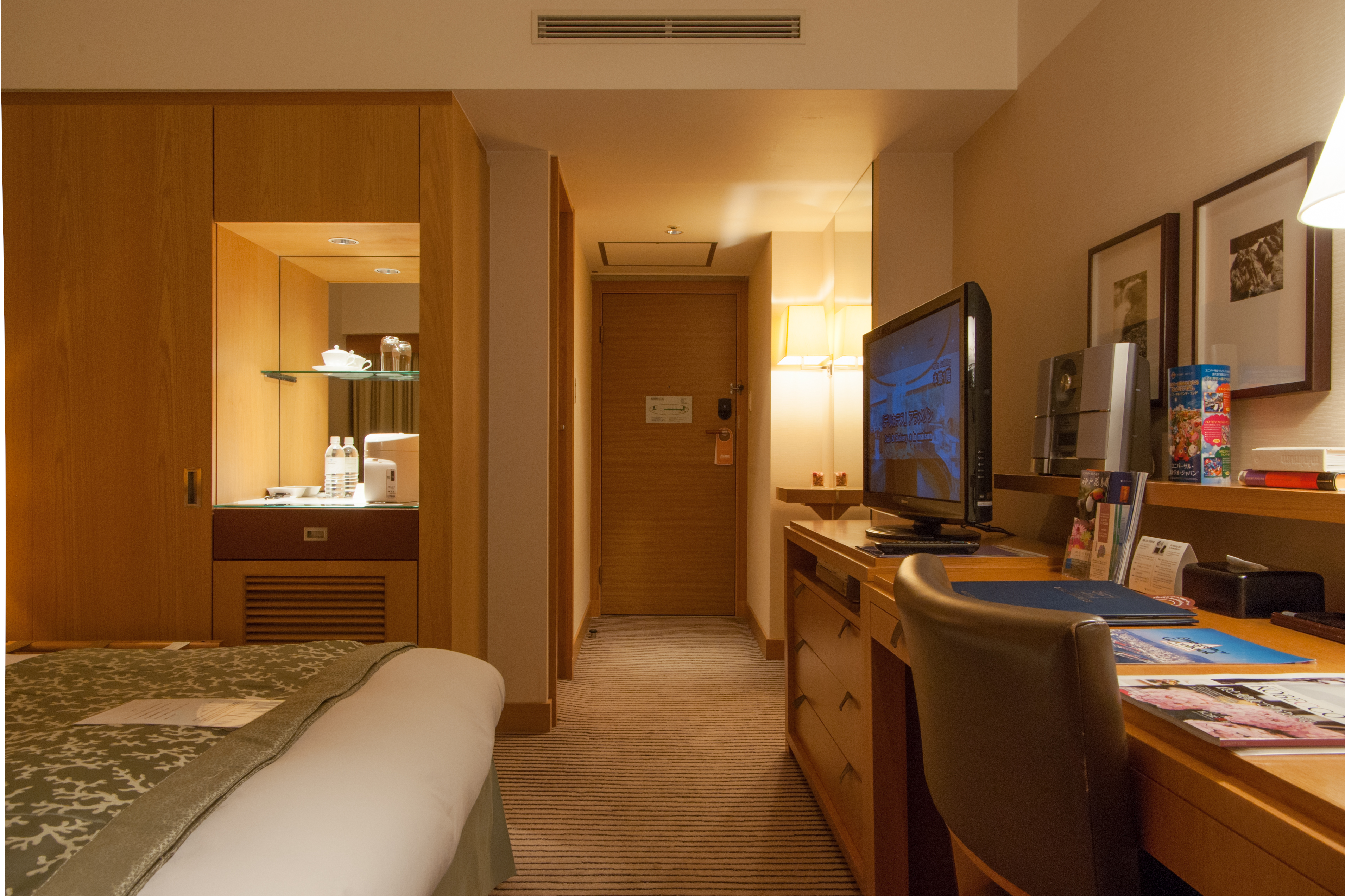 Kobe Portopia Hotel Oval Club single bedroom 20130621-002
