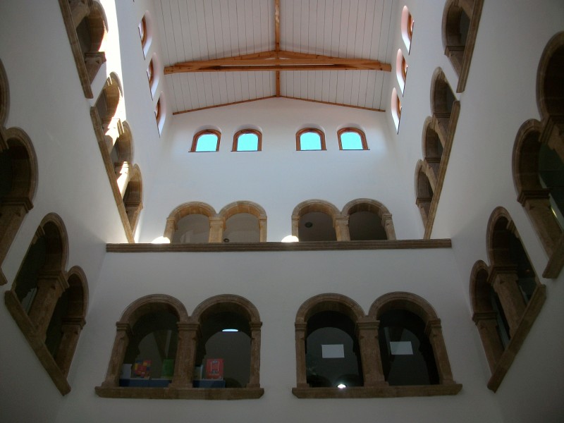 Interior de la biblioteca de Xàbia