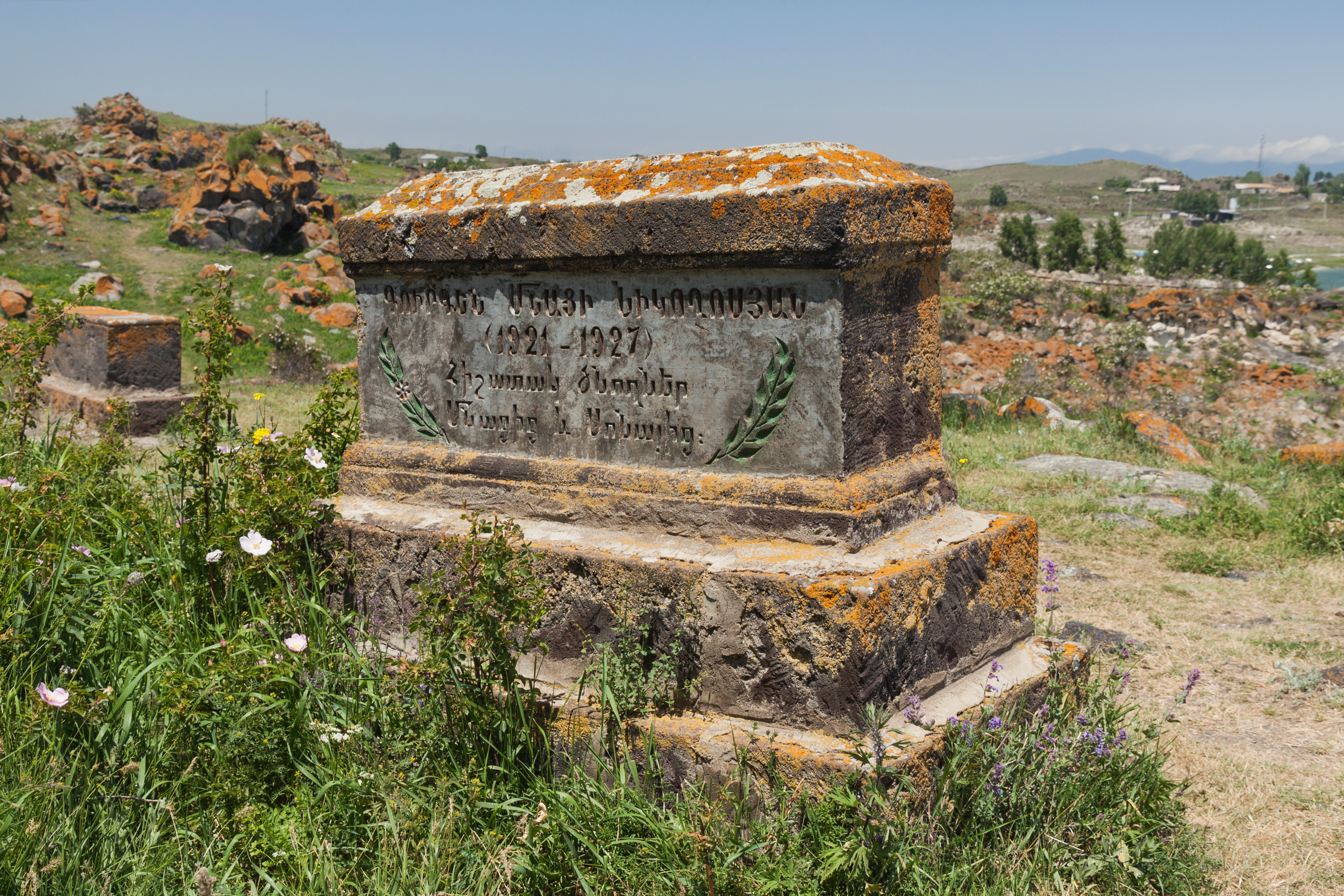 2014 Prowincja Gegharkunik, Hajrawank, Nagrobek obok klasztoru Hajrawank